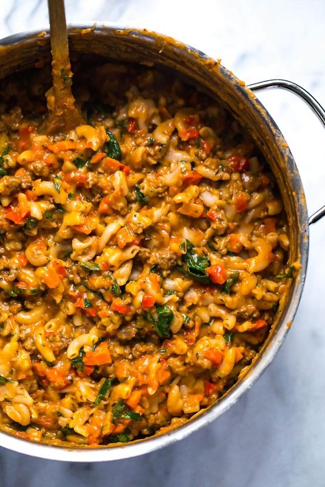 This Healthier Homemade Hamburger Helper is a delicious one-pot spin off on one of your favourite childhood meals, and it's loaded with extra veggies! Childhood Meals, Healthy Hamburger, Pasta Noodle Recipe, Homemade Hamburger, Homemade Hamburgers, Hamburger Helper, Ground Beef Recipes Easy, Supper Recipes, Healthy Pasta Recipes