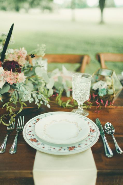 Boho-chic wedding reception placesetting, vintage patterned plates, crystal glasses, cream linens, natural floral centerpieces // Kellie Mueller Photography Vintage China Wedding, Boho Tablescape, Mismatched Plates, Vintage Place, Boho Wedding Decor, Eclectic Boho, Rustic Wedding Table, Rose Hill, Wedding Place Settings