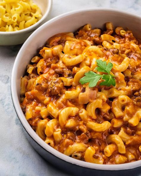 This One Pot Chili Mac combines the heartiness of chili with the comfort of mac and cheese in a single pot, making it a quick, flavorful meal perfect for cozy nights. The tender pasta and melted cheddar make each bite satisfying and delicious. Slumgullion Recipe, Chilli Mac, One Pot Chili Mac, One Pot Chili, Easy Goulash, Beef And Cheddar, Chili Mac Recipe, 2023 Food, Chili Mac And Cheese