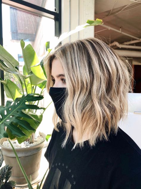 Short Haircuts With Blonde Highlights, Bayalage Blonde Medium Length Balayage Ombre Long Bob Haircuts, Short Hair Dimensional Blonde, Baylage Blonde Short Hair, Full Balayage Blonde Short, Blonde Lob 2023, Balayage Lob Blonde, Lived In Blonde Balayage Short, Blonde Balayage Bob With Bangs