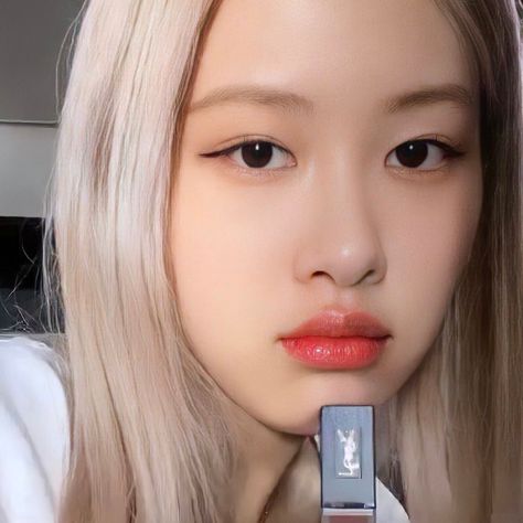 Rosé Blackpink Makeup, Instagram Ulzzang, Rose Lips, Rose Mirror, Korean Short Hair, Ulzzang Kids, Rosé Instagram, Park Rosé, Rose Blackpink