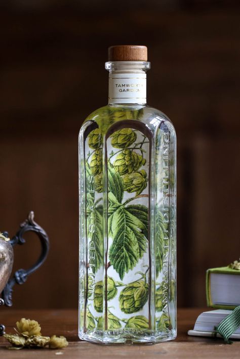 Tamworth Garden Wild Hops Gin / 49+ of the Most Beautiful Gin Bottles in the World - I Love Gin Gin Tonic Recetas, Ideas For Earrings, Business Packaging Ideas, Garden Wild, Mezcal Cocktails, Gin O Clock, Gin Brands, Gin Drinks, Bottle Design Packaging