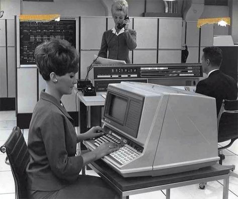 During the 60s & 70s mainframe computers were housed in special rooms. Alter Computer, Atomic Space Age, Retro Office, Computer History, Old Computers, Vintage Office, Steve Jobs, The Good Old Days, Back In The Day