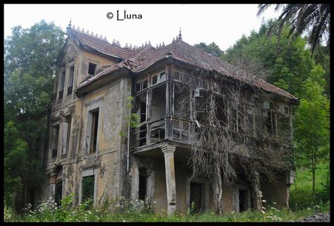 Abandoned house.  Borines, Pilona~Asturias, northern Spain.  From "Creepy Places" on Facebook. Reckless Abandon, Southern Mansions, Scary Houses, Old Abandoned Buildings, Abandoned Architecture, Antique Architecture, Creepy Houses, Beautiful Ruins, Old Abandoned Houses