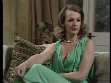 Penelope Keith in The Good Life (1975) Felicity Kendal, Penelope Keith, Carol Kirkwood, Old Film Stars, Old Tractor, London Home, 70s Outfits, A Goat, Hair Icon