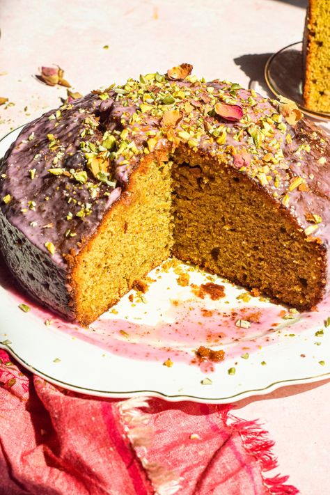 Pistachio Lime Cardamom Cake with Rose icing Easy Bake Cake, Rose Icing, Middle Eastern Sweets, Cupcake Jemma, Cardamom Cake, Cracked Wheat, Fluffy Cake, Honey Caramel, Pistachio Cake