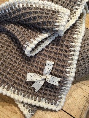 Waffle stitch blanket by Just Pootling shared in 5 Free Baby Blanket Patterns to crochet in a weekend - roundup on www.easyonthetongue.com Waffle Stitch Blanket, Crochet Blanket Grey, Crochet Blanket Sizes, Crochet Blanket Border, Free Baby Blanket Patterns, Stitch Blanket, Waffle Blanket, Crochet For Beginners Blanket, Waffle Stitch