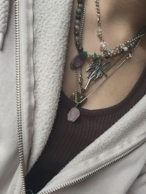 Alt Layered Necklaces, Necklace Combos Grunge, Stacked Necklaces Silver Layered, Layered Necklaces Chunky, Grunge Layered Necklaces, Layered Necklaces Aesthetic Grunge, Layered Necklaces Silver Grunge, Chunky Necklace Layering, Alt Necklace Layering