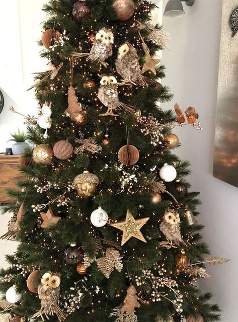 Shades Of Brown Christmas Tree, Warm Christmas Tree Decorations, Cashmere Christmas Tree Decorated, Gold And Wood Christmas Tree, Christmas Tree Woodland Theme, Brown Theme Christmas Tree, Terracotta Christmas Tree, Woodland Christmas Aesthetic, Woodlands Christmas Decor