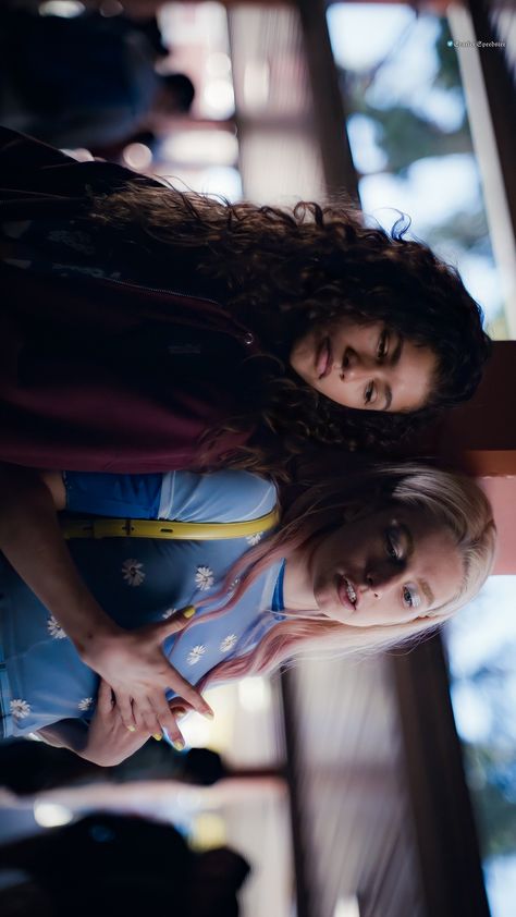 Euphoria Season 1 Euphoria Season 1, Rue And Jules, Euphoria Jules, Music Studio Room, Something In The Way, Barbie Fashionista Dolls, African Hair Braiding Styles, Zendaya Coleman, Fantasy Movies