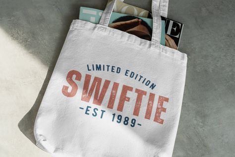 Taylor Swift Gift Bags, Taylor Swift Birthday Gift, Taylor Swift Concert Bag, Taylor Swift Tote Bag Diy, Taylor Swift Tote Bag Painting, Taylor Swift Tote Bag, Taylor Swift Totes, Tote Bag Design Ideas, Bag Design Ideas