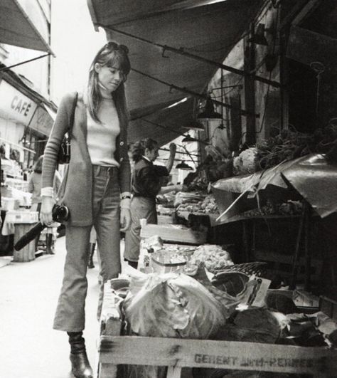 Françoise Hardy at the market, rue Mouffetard in Paris, photographed by Gérard Bousquet. 1972 Francoise Hardy Style, 60s Fashion Trends, Beatnik Style, Francoise Hardy, Mode Hippie, French Girls, Catherine Deneuve, Jane Birkin, Oui Oui