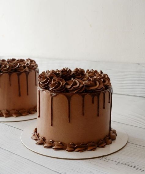 Decorative Chocolate Cake, Chocolate Cake For Men Birthdays, Mens Cakes Birthday For Men Simple, Chocolate Birthday Cake Decoration Ideas, Mocha Cake Decoration, Chocolate Frosting Cake Decorating Ideas, Simple Elegant Cakes Birthday, Simple Birthday Cake For Men Ideas, Chocolate Birthday Cake Aesthetic