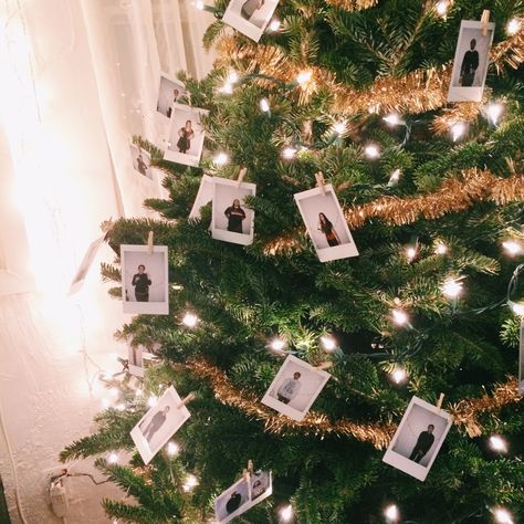 Christmas Tree With Polaroids, Photos On Christmas Tree, Christmas Tree With Photos, Polaroid Christmas Tree, Polaroid Pictures Photography, Christmas Photo Wall, Photobooth Wall, Photowall Ideas, Photo Christmas Tree