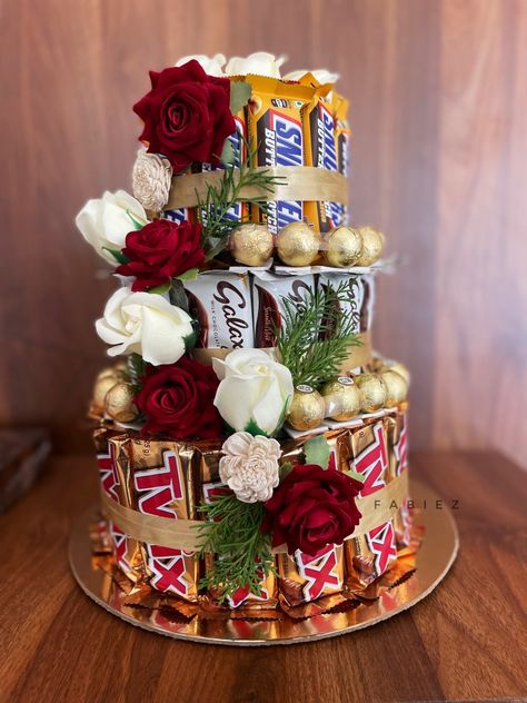 Chocolate Arrangements Tray, Chocolate Tower Ideas, Choclate Packing Ideas Gift, Chocolate Tower Hamper, Chocolate Tower, Snack Tower, Wedding Gift Hampers, Gift Box Cakes, Chocolate Bouquet Diy