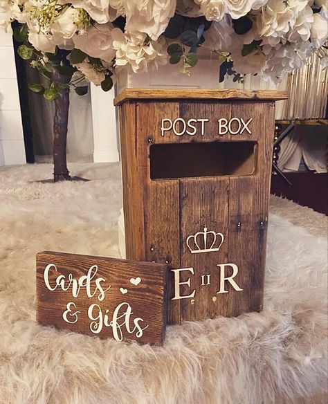 Diy Signs For Wedding, Diy Rustic Wedding Decorations, Rustic Chic Wedding Ideas, Country Wedding Signs, Outdoorsy Wedding, Wedding Post Box, Bush Wedding, Rusting Wedding, Rustic Wedding Table Decor