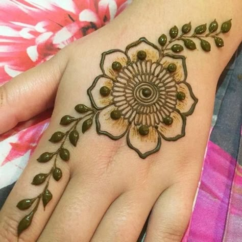 Simple Kids Mehndi, Gol Tikki Mehndi Design, Tikki Mehndi Design, Tikki Mehndi, Short Mehndi Design, Simple Mehendi Designs, Henna Designs Wrist, Henna Tattoo Hand, Henna Tattoo Designs Hand