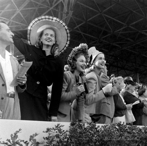 Kentucky Derby, 1945 Vintage Horse Racing, Race Day Hats, Kentucky Derby Fashion, Running Photos, Derby Fashion, Horse Races, Races Fashion, Kentucky Derby Party, Horse Race