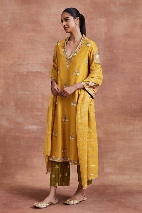 Shop for these amazing collections of Yellow Handwoven Chanderi Silk Embroidery Thread V Neck Damini Aari Kurta Set For Women by Sue Mue online at Aza Fashions. Haldi Outfits Guest, Yellow Kurta Woman, Yellow Salwar Suit For Haldi, Yellow Suit Indian, Haldi Suit, Wedding Occasion Outfits, Yellow Outfits For Women, Wedding Guest Outfit Indian, Wedding Trouser Suits