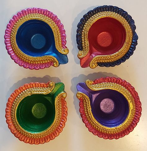 Diya Panting, Diya Colouring Ideas, Diya Colouring, Diy Diyas, Devi Painting, Diwali Decoration Lights, Bottle Work, Clay Diya, Diya Stand