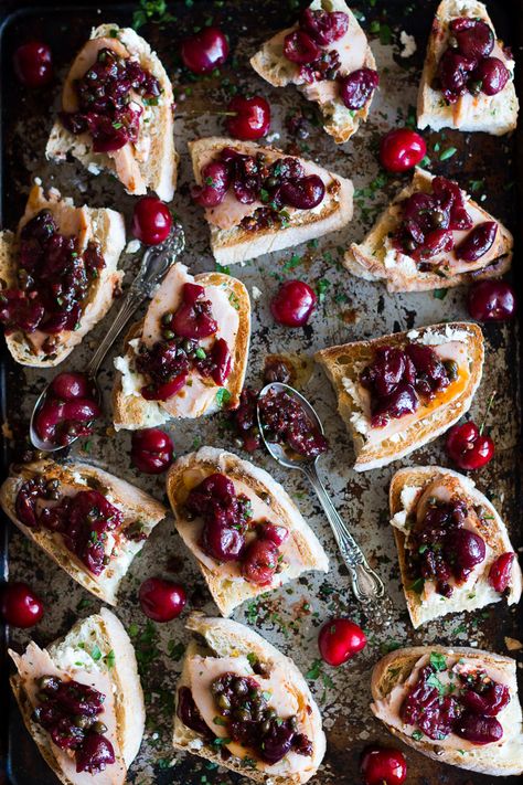 Roasted Cherry Crostini with Goat Cheese and Smoked Turkey Spring Appetizers, Summer Appetizers Easy, Goat Cheese Crostini, Crunchy Snacks, Caper Sauce, Smoked Turkey Breast, Creamy Goat Cheese, Festive Appetizers, Franklin Bbq