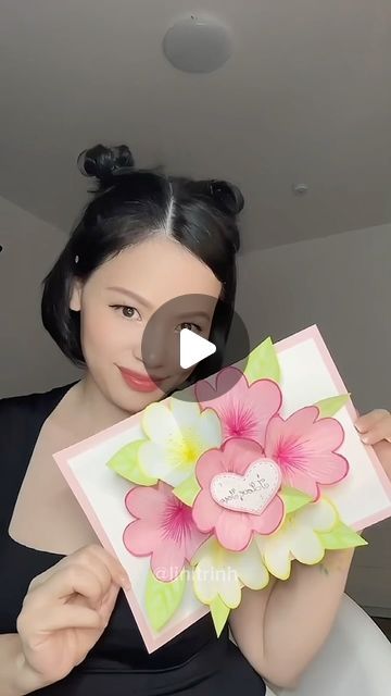 Lini Trịnh I Art | Design I Fashion on Instagram: "Mother’s day gift card idea: Flower pop-up card 🌼" Creative Mother's Day Gifts, Creative Ideas, Mother’s Day, Mother's Day Gifts, Pop Up, Mothers Day, Gift Card, Art Design, Flowers