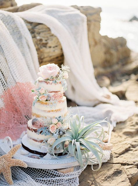 beach wedding cake - photo by Charlotte van den Berg http://ruffledblog.com/spanish-bohemian-beach-inspiration Spanish Bohemian, Beach Theme Wedding Cakes, Beach Wedding Decorations Reception, Summer Wedding Cakes, Beach Inspiration, Wedding Cake Photos, Beach Wedding Cake, Summer Beach Wedding, Boho Beach Wedding