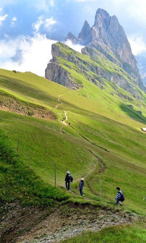 Italian Mountains, Dolomites Italy, The Dolomites, South Tyrol, Lake Garda, Travel Places, Italy Vacation, Maui Hawaii, Wonderful Places