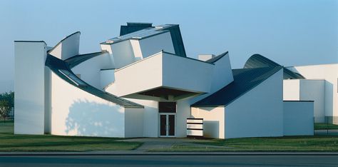 Frank Gehry’s first commission in Europe, pictured here, was in Weil am Rhein, Germany, to house a design collection for a Swiss furniture manufacturer. The Vitra Design Museum opened in 1989 and has since become part of the larger Vitra Campus Vitra Museum, Swiss Architecture, Architecture Cool, Architecture Unique, Deconstructivism, Station Service, Vitra Design Museum, Rem Koolhaas, Vitra Design