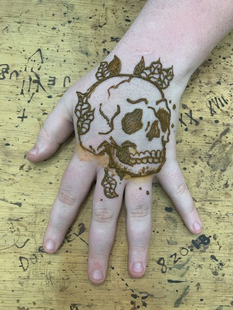 Skull Henna Tattoo, Halloween Henna Design, Halloween Henna, Mendhi Ideas, Tattoo Markers, Henna Tattoo Stencils, Cute Henna Tattoos, Henna Style Tattoos, Henna Inspo