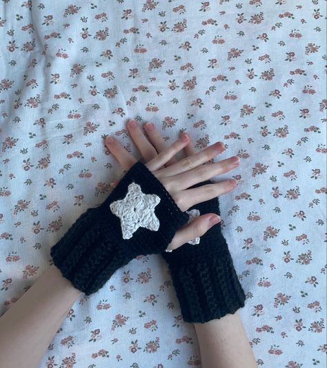 Crochet Star Hand Warmers, Cute Crochet Gloves, Star Hand Warmers, Hand Warmers Crochet, Cotton Crochet Patterns, Crochet Hand Warmers, Hello Kitty Crochet, Crochet Star, Crochet Fairy