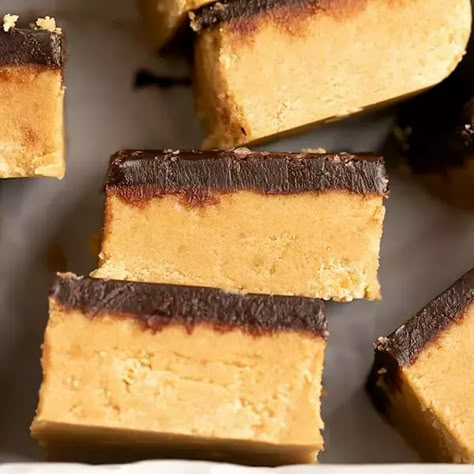 Satisfy your sweet tooth the easy way with these smooth, creamy no bake peanut butter bars with a rich chocolate topping. Gluten Free Frosting Recipe, Peanut Butter No Bake Bars, Yeast Allergy, Buckeye Fudge, Gf Bars, Gf Deserts, Gluten Free Frosting, Bakery Goodies, Gluten Free On A Shoestring