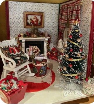 Dolls House Christmas Decorations, Dollhouses Decorated For Christmas, Christmas Doll House Ideas, Christmas Dollhouse Ideas, Christmas Dolls House, Christmas Dollhouse Diy, Christmas Diorama Ideas, Christmas Minatures, Miniature Christmas Scenes