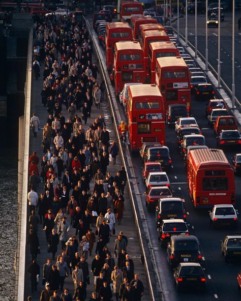 Business life in 90s London. 📠🇬🇧✨ British Culture Aesthetic, 80s Britain, Capitalist Propaganda, London 80s, 90s London, Uk Girl, 90s Uk, 1960s London, London Girl