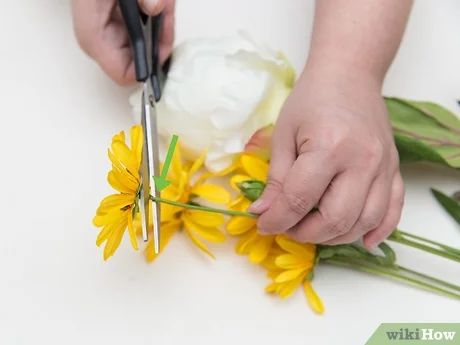 Flower Barrettes Diy Hair, How To Make Flower Hair Pins, Diy Floral Hair Clip, How To Make Hair Flowers, Diy Flower Clips For Hair, How To Make Flower Hair Clips, Diy Hair Flowers, Diy Flower Hair Clips, Hair Flower Tutorial