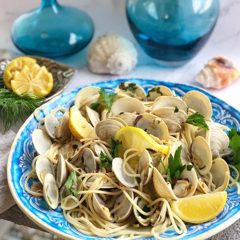 Linguine with clams in lemon garlic sauce – Nivin's Kitchen Linguine With Clams, Littleneck Clams, Garlic Butter Pasta, Clam Pasta, Lemon Garlic Pasta, Lemon Garlic Sauce, Cooking Spaghetti, Coarse Salt, Vegetable Broth