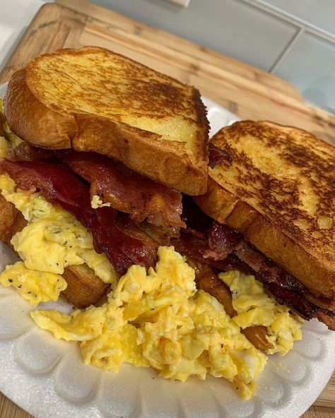 Cheese Breakfast, Bacon And Eggs, Bacon Egg And Cheese, Soul Food Dinner, Egg And Cheese, Food Babe, Food Therapy, Yummy Comfort Food, Food Drinks Dessert