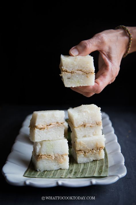 Easy Lemper Ayam (Sticky Rice with Chicken Floss). My mom's delicious and super easy no wrap Indonesian lemper ayam recipe is a must to have in your recipe archive. This jajanan pasar (street food) is a crowd pleaser for sure. Lemper Ayam, Chicken Floss, Asian Food Appetizers, Rice With Chicken, Asian Appetizers, Caramelized Bacon, Indonesian Recipes, Laos Food, Asian Inspired Dishes