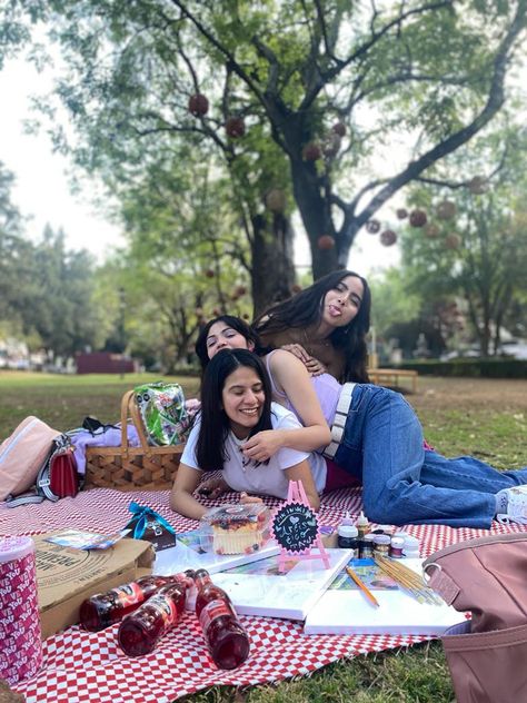 Picnic Amigas, Bf Poses, Picnic Day, Picnic Ideas, Pic Nic, With My Friends, Hobbies, Vision Board, Ootd