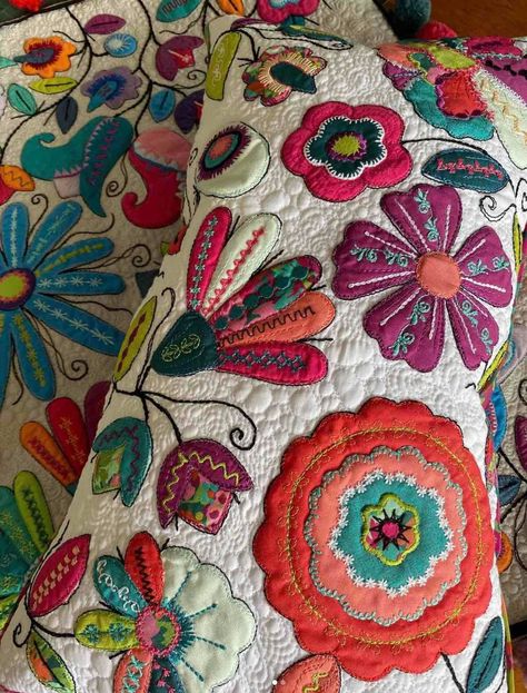 Diy Blankets, Fan Quilt, Wool Applique Quilts, Flower Quilt Patterns, Patchwork Quilting Designs, Bright Quilts, Applique Art, Textile Art Embroidery, Quilts Decor