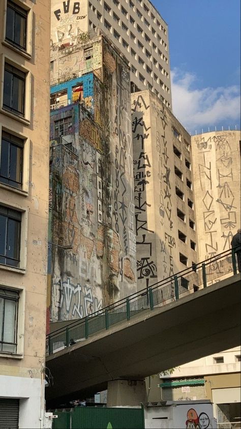 Centro de São Paulo 📌 Brazil Culture, Punk Wallpaper, Brazil Travel, Sao Paulo Brazil, Street Culture, Graffiti Lettering, City Aesthetic, Graffiti Art, Urban Art