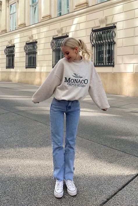 Scandinavian Blonde girl in street wear fashion for autumn Stockholm style outfit inspo Jeans And Crewneck Outfit, Mom Aesthetic Outfit, Crew Neck Outfit, Back To School Outfit Ideas, Crewneck Outfit, Fall Back To School, School Outfit Ideas, Mom Jeans Outfit, Back To School Outfit