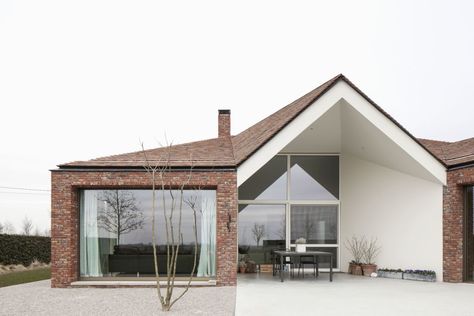 10 Modern Houses from Belgium that Deserve Our Admiration Brick Extension, Brick Farmhouse, Design Tricks, 1950s House, Single Story Homes, Minimalist Architecture, House Elevation, Tiny House On Wheels, House On Wheels