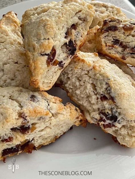 Date Scones Recipe, Date Scones Recipe Easy, Whole Meal Scones, Date Scones Best, Sundried Tomato Scones, Healthy Scones Recipe Oats, Sweet Scones Recipe, Date Recipes Desserts, Cinnamon Chip Scones