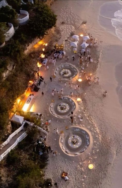 Fancy Beach Party, Beach Reception Ideas, Lounge Wedding Reception, Night Beach Weddings, Coachella Chic, Luxury Beach Wedding, Dreamy Beach Wedding, Beach Reception, Elegant Beach Wedding