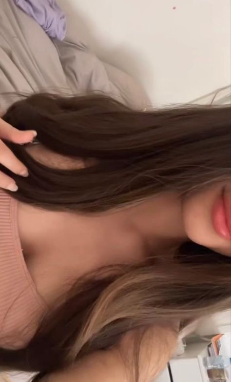 Pretty Teen Girl Catfish Brown Hair, Cute Girl Snaps, Girl Snaps Face, Brown Hair Selfie, Faceless Icons, Girl Snaps, Pretty Brown Hair, Face Snap