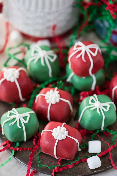 Your family will want to make these Christmas present oreo balls each season! A little spin on classic oreo balls transforms these into one of the best no bake holiday treats! #oreoballs Christmas Oreo Balls, Oreo Balls Christmas, Christmas Oreo, Oreo Balls Recipe, Oreo Cookie Balls, Postres Halloween, Oreo Balls, Cookie Ball, Christmas Candy Recipes