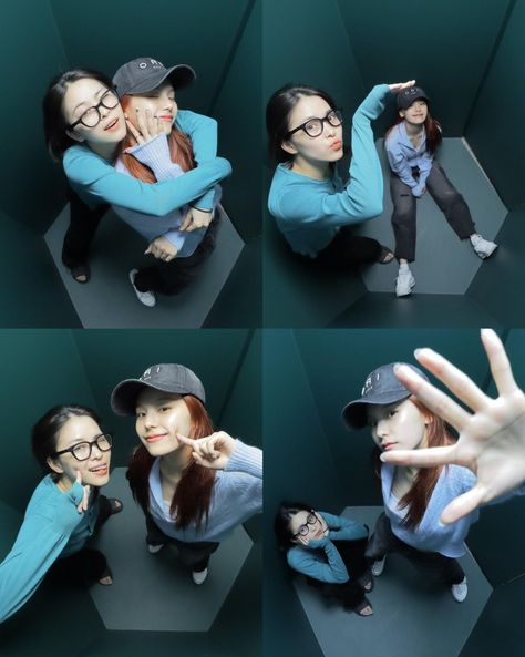 Photo Booth Poses Couple, Photobox Ideas Pose Couple, Photobox Pose, Ryujin And Yeji, Group Picture Poses, Cute Photo Poses, Futurisme Retro, Photobooth Pictures, Studio Poses