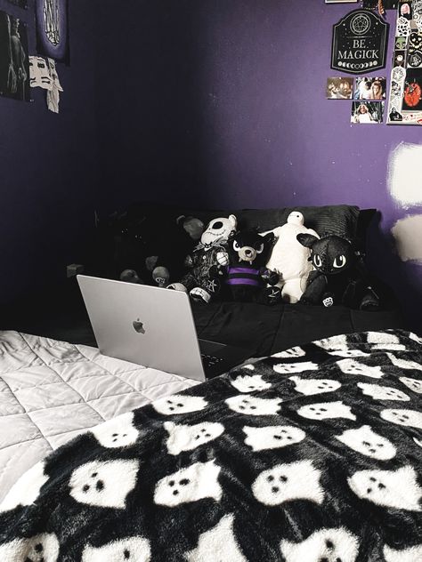 Goth Room Inspo Aesthetic, Room Ideas Goth, Goth Room Decor Diy, All Black Room, Goth Bed, Emo Room, Horror Room, Goth Bedroom, Hypebeast Room