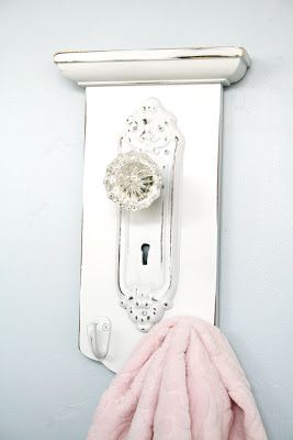 Thrift Store Towel Hanger Revamp - The House of Smiths Shabby Chic Bathroom Accessories, Commode Shabby Chic, Shabby Chic Decorating, Shabby Chic Decor Diy, Styl Shabby Chic, Decoration Shabby, Estilo Shabby Chic, Shabby Chic Dresser, Rustic Crafts